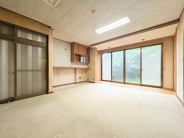 広々としたカーペット敷きの居室は、お子様の遊び場や家族の趣味の空間に最適です。窓から豊かな緑を望み、心地よい時間が流れます。将来のライフスタイルに合わせて、様々な使い方が可能です。