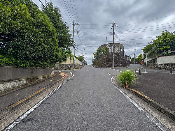 前面道路が広いため、車の駐車がスムーズに行えます。