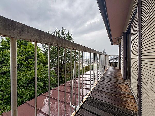 広々としたバルコニーは、緑豊かな景色を望む開放的な空間。雨上がりのしっとりとした空気を感じながら、お子様との遊びや洗濯物干しに活躍。家族の穏やかな時間を育みます。