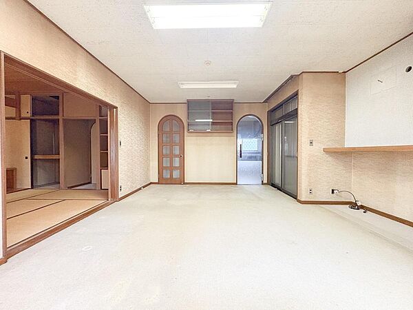 柔らかなカーペットが心地よい広々とした空間です。お子様の成長に合わせて、リビングやプレイルームなど、様々な用途で活用できる将来性豊かなお部屋です。