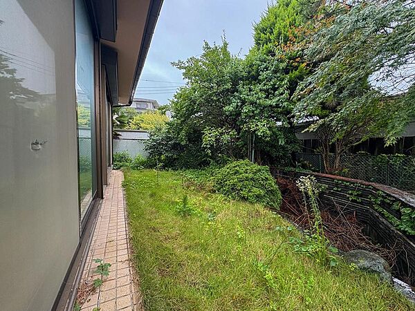 緑豊かな専用庭で、お子様と自然に触れ合う時間を。ガーデニングや外遊びも楽しめる、家族の思い出を育む空間です。
