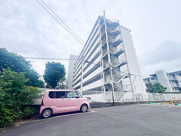ワンフロアで完結する生活動線が魅力のマンション。階段の上り下りがないフラットな設計で、日々の家事や移動がスムーズです。管理体制がしっかりしているため、共用部分も美しく保たれており、快適に暮らせます。