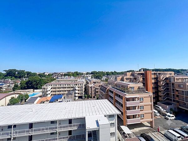 眺望が魅力の住まいで、窓からの景色が心を癒してくれます。季節ごとに移ろう風景を楽しめ、心安らぐ時間が流れる空間が広がります。毎日の生活に豊かさを与えてくれる場所です。