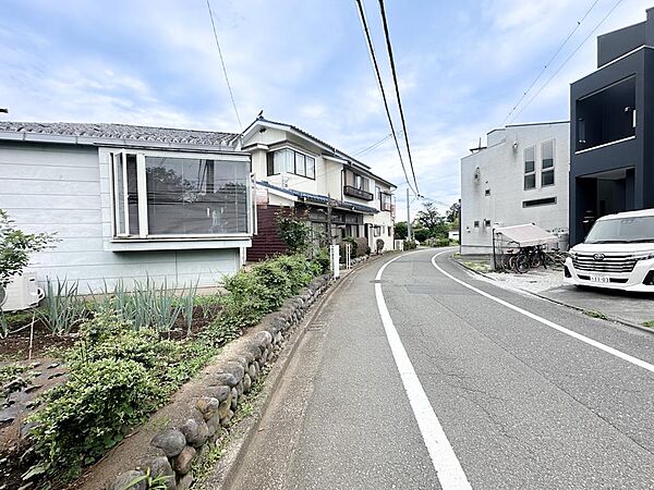 約718平米の広大な敷地が魅力。ガーデニングや家庭菜園、ドッグランなど、ご家族の夢を形にできる自由度の高い住まいです。