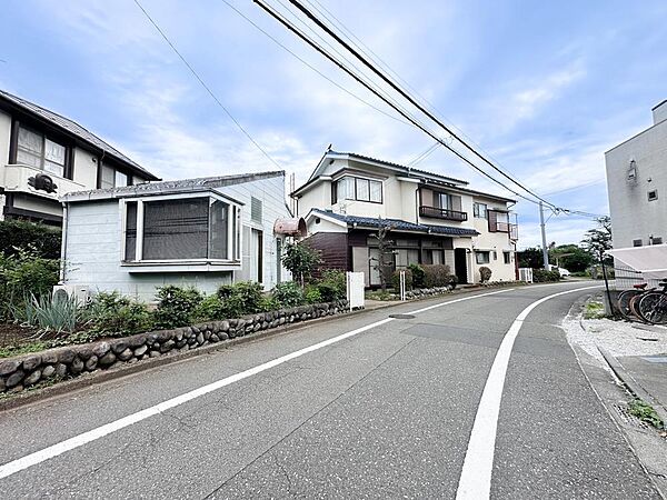 複数台駐車可能なゆとりある敷地。キャンピングカーやバイク、DIYスペースなど、多彩なライフスタイルに対応します。