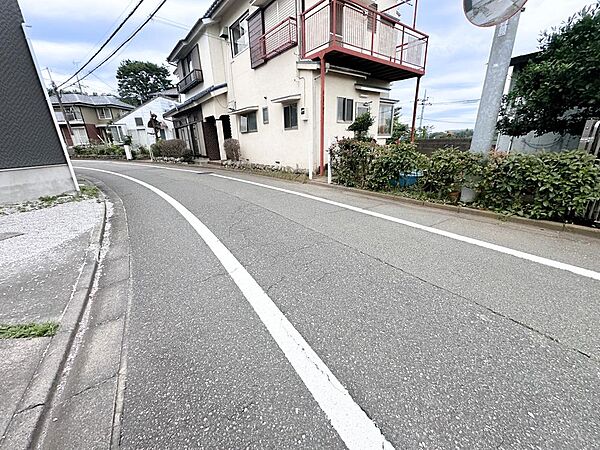 広大な敷地は駐車スペースだけでなく、資材置場や作業スペースとしても活用可能。事業と暮らしを両立したい方に最適です。