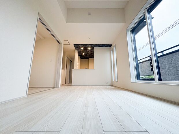 採光に配慮した広々としたリビング。大きな窓から差し込む自然光が空間を明るく包み、家族のだんらんをゆったりとお楽しみいただける居心地の良い空間が広がります。