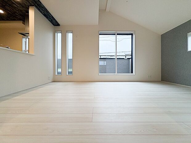 大きな窓を設けた採光重視のリビング。陽光が降り注ぐ明るい空間は、家族が一日中快適に過ごせる居心地の良い場所です。光に満ちた豊かな暮らしをお届けします。