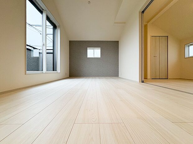 南面に大開口を設け、一日を通して自然光が豊かに差し込むリビング。明るく清々しい空間は家族の笑顔があふれるだんらんの場として、豊かな毎日の暮らしを彩ります。