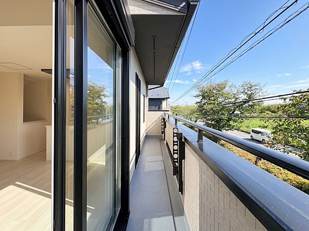 南向きの採光良好なバルコニーは、洗濯物が乾きやすい日当たりの良さが魅力です。明るい屋外スペースで、ガーデニングや日常利用の幅が広がります。