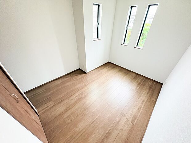 採光に優れ、ゆとりある広さが魅力の居室。窓から差し込む自然光が室内を明るく照らし、日常の生活空間として快適にお使いいただける環境が整っています。