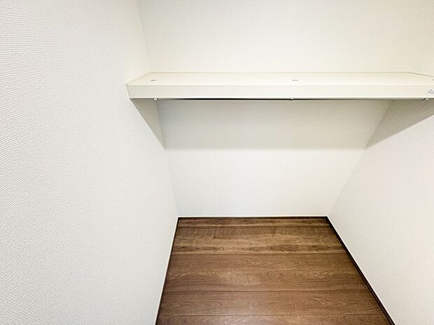 大型のウォークインクローゼットは、衣類から大型荷物までたっぷり収納できます。居室がすっきりと保てるため、日々の生活がより快適で使いやすくなっています。