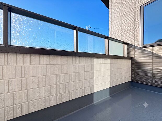 ゆとりある広さのバルコニーは、洗濯物がたっぷり干せるうれしい設備です。屋外の空気を感じながらくつろげるスペースとしても活用でき、生活の幅が広がります。