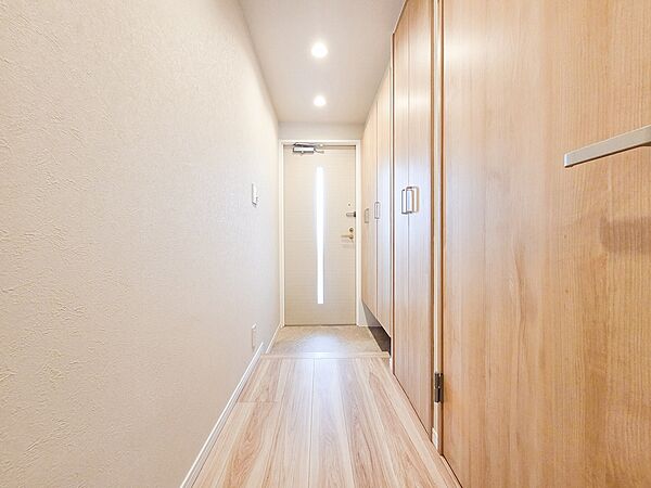 ゆとりある玄関スペースは、住まい全体に上質な雰囲気をもたらします。季節物の収納や小物の整理ができる収納も備え、日常の出入りがスムーズで快適な空間が整っています。
