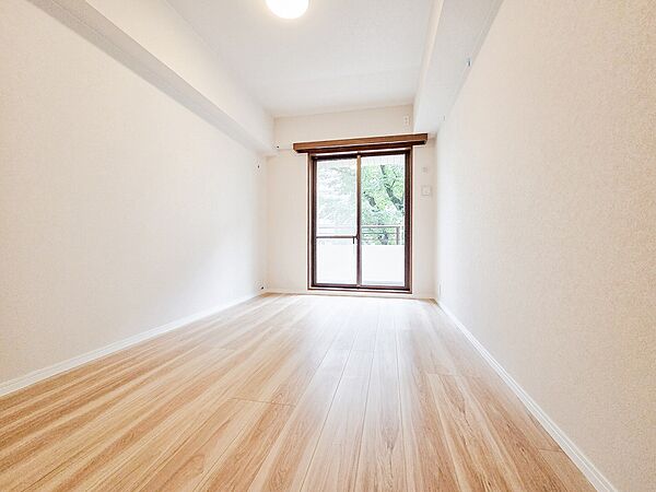 広々な子供部屋は、のびのびと過ごせる空間が魅力です。明るい日差しが差し込み、遊びや勉強に集中できる居心地の良い環境となります。お子さまの成長に合わせたレイアウト変更もしやすく、収納も充実しています。