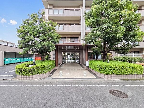 エントランスには、豊かな緑が配置され、訪れる人の心を和ませます。落ち着いた空間設計が印象的で、住む人や来客に上質な時間を提供してくれます。