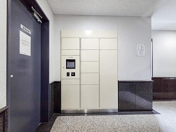 宅配ボックス完備で、いつでも荷物を受け取れる便利さが魅力。外出が多い方や不在時にも安心して利用でき、受け取りの手間が軽減されるため、時間を有効に使えます。暮らしの快適さがアップするポイントです。
