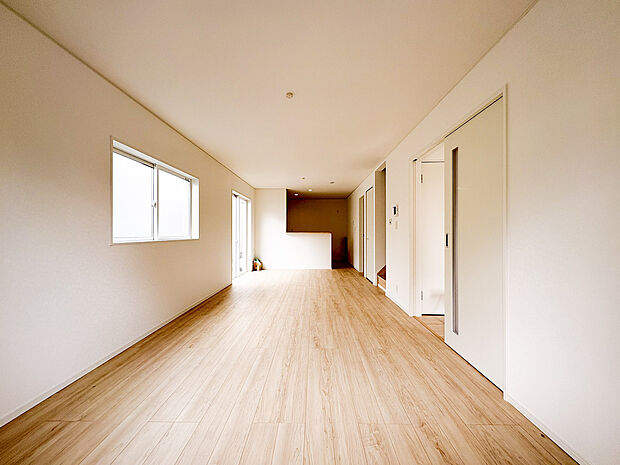 他の部屋へ行くの動線にリビングがございます。家族が自然と顔を合わせる間取りです。