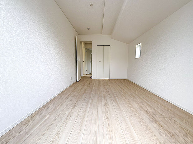 小窓があり、閉塞感のない落ち着いた明るさです。