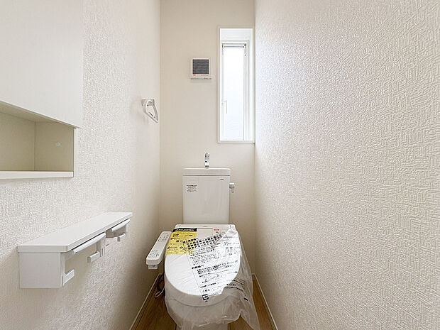 2階にもトイレがあり、あわただしい朝の時間も待たずに使えます。
