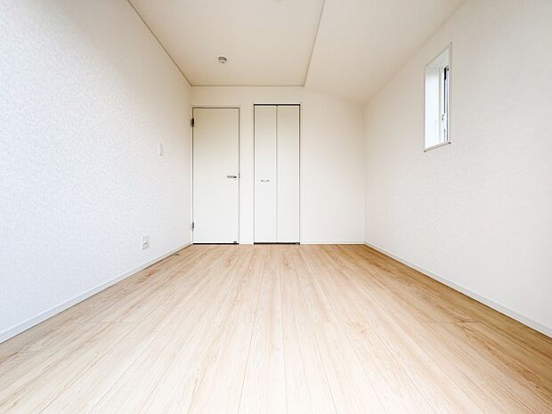 ゆとりある広さの居室は、家具の配置がしやすく使い勝手の良い空間です。採光も良好で、生活スタイルに合わせて自由にレイアウトできます。