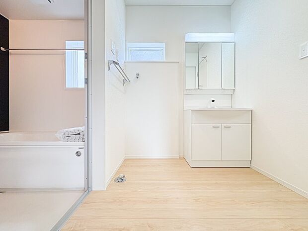 清潔感ある新築の洗面化粧台。機能的な設計と豊富な収納スペースで、毎朝の支度がスムーズに整います。家族みんなが使いやすいゆとりある広さを兼ね備えています。