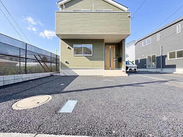 広さがしっかりと確保されたカースペースは、車を持つご家庭にとって嬉しいポイント。荷物の積み下ろしがスムーズで、日常の使い勝手が良く、生活の利便性を高めてくれます。