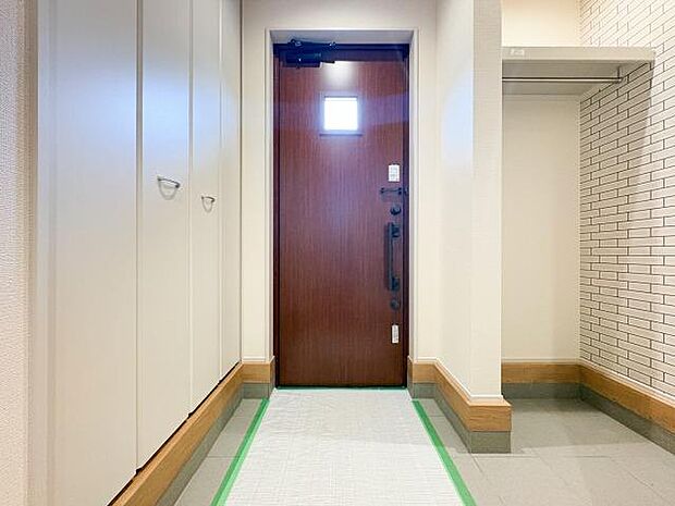 シューズクロークを備えた広々とした玄関スペース。靴や外出用品をたっぷり収納できるため、玄関まわりを常にすっきりと保てます。