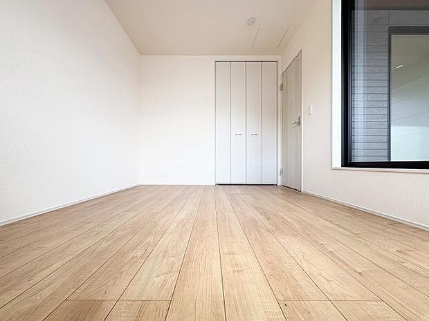 ゆとりある広さの居室は、家具の配置がしやすく使い勝手の良い空間です。採光も良好で、生活スタイルに合わせて自由にレイアウトできます。