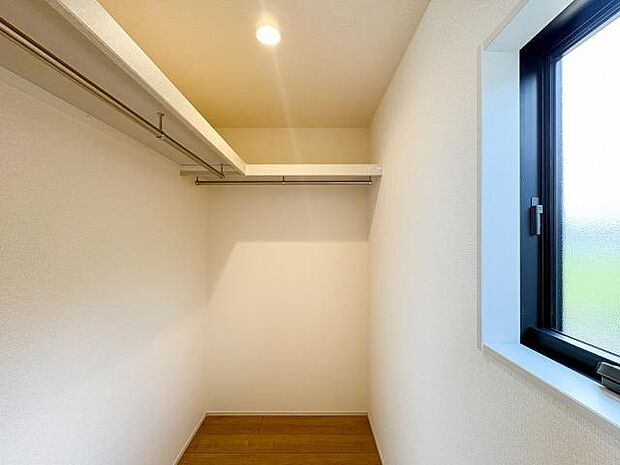 大型のウォークインクローゼットは、衣類から大型荷物までたっぷり収納できます。居室がすっきりと保てるため、日々の生活がより快適で使いやすくなっています。