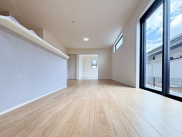 大きな窓を設けた採光重視のリビング。陽光が降り注ぐ明るい空間は、家族が一日中快適に過ごせる居心地の良い場所です。光に満ちた豊かな暮らしをお届けします。