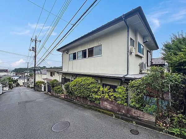 閑静な住宅街に佇む、陽当たりの良い住まい。緑豊かな環境で、お子様とのびのびと過ごせる穏やかな日常が待っています。