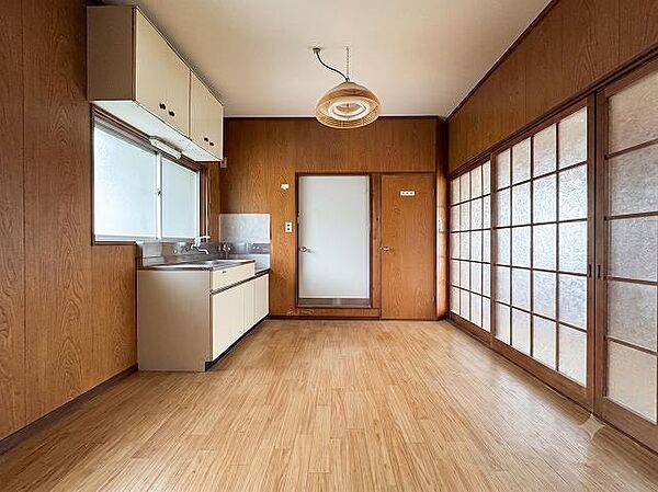 木のぬくもりを感じる空間は、家族の温かい時間を育む多目的スペース。シンク付きカウンターで家事もスムーズ、お子様との触れ合いも増えそうです。