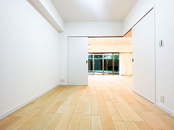 引き戸を開放すれば、リビングダイニングと一体の大空間としても使える便利な洋室。扉を閉めればプライベートな個室になり、大きな窓から差し込む優しい陽光を感じながら、多彩なライフスタイルに対応します。