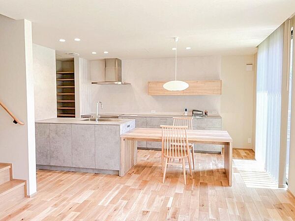 家族とのコミュニケーションを促進する拘り設計。快適な居住空間を演出し、都市型生活をより潤いある時間へ代えてくれます。