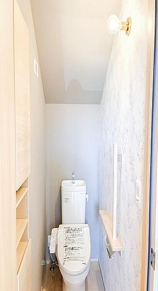 トイレ関係の設備も一新されています。もちろん温水洗浄機能付き便座です。気になる水周り関係が新しくなっていると、気持ちよく新生活が始められますね。