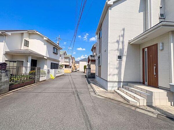 北側・東側ともに5.0mのゆとりある開発道路に面した角地。分譲地内のため車の通り抜けが少なく、お子様の通学も安心です。