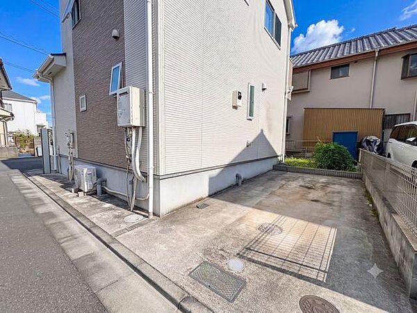 敷地内にゆとりのある駐車スペースを確保。お車の出し入れもスムーズで、家族の送迎や来客時にも便利にご利用いただけます。