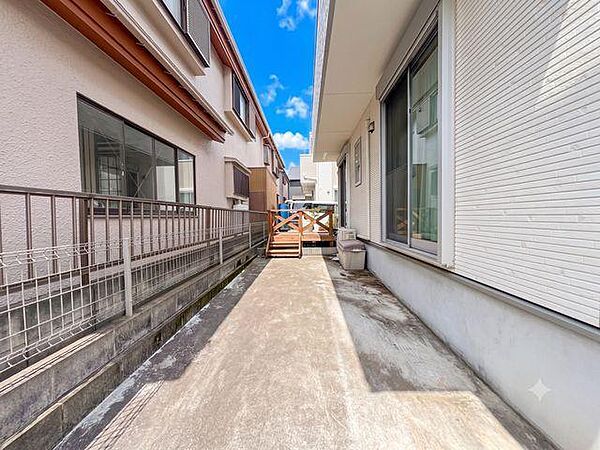 建物の両サイドに各1台ずつ（計2台）停められる無駄のない設計。