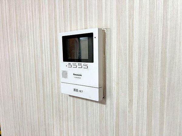 来訪者を映像で確認できるモニター付きインターホンを完備。お子様のお留守番時も安心、家族の安全を守ります。