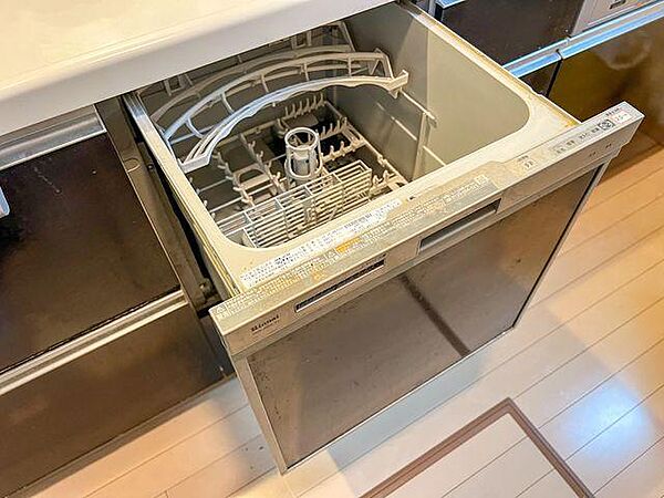 毎日の家事をサポートする引き出し式のビルトイン食洗機付き。洗い物の手間を省き、家族との団らんの時間を増やせます。