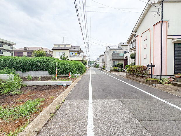 完成ない住宅街に立地しています。とても静かな街並みですよ。(2026年6月末撮影)