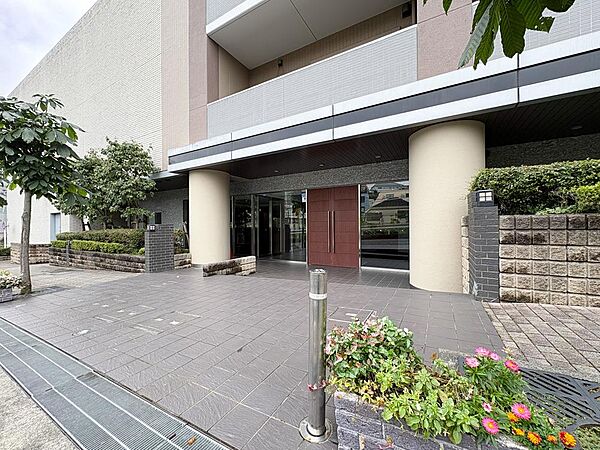 きれいなお花が彩るエントランスアプローチ。毎日を華やかに、気持ちよく迎え入れてくれます。