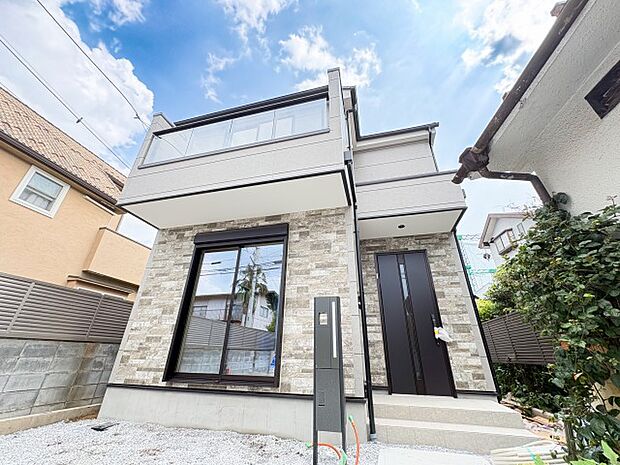 重厚感のある住まいの外観は、住む人に安心感をもたらします。シックな色合いが特徴で、落ち着いた雰囲気の中に温かみを感じるデザイン。長く愛着が持てる外観が魅力の住まいです。