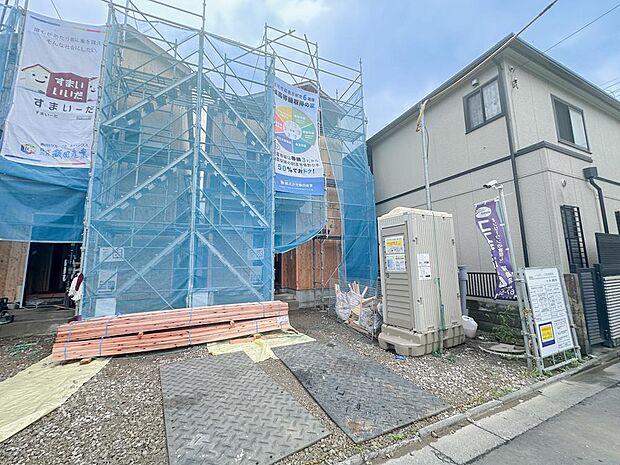 建築工事が順調に進んでいます。長期優良住宅認定・太陽光発電搭載の安心性能を備えた新築住宅。熊川駅徒歩9分、17帖の広々LDKで家族がゆったり暮らせます。
