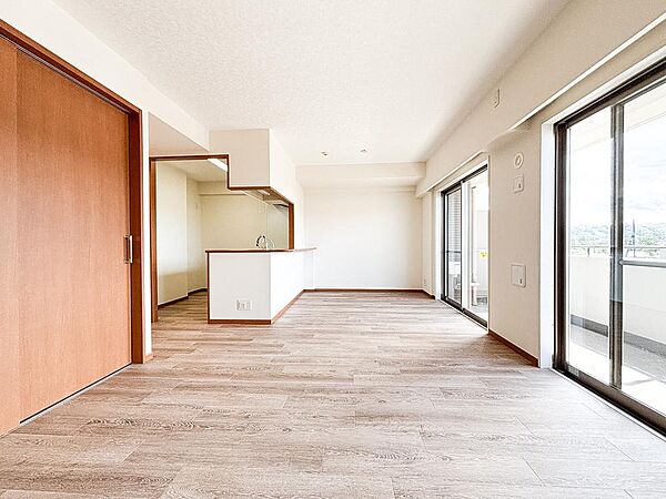 ＬＤＫのメインとなる大きな窓。大きめの開口部から暖かい日差しが長い時間射し込みます。天気の良い日は是非窓を開けて風通しの良さもご体感下さい。明るいＬＤＫがご家族団欒の時を包みます。