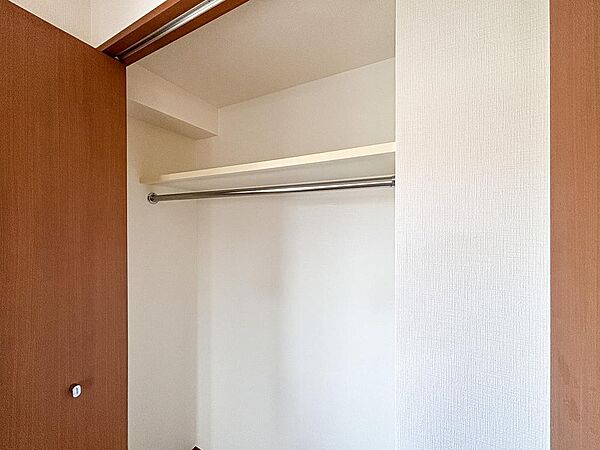 洋服をハンガーに掛けたまま綺麗に並べられるハンガーパイプ付きのクローゼット。上部には棚も設けてられている為、シーズンオフの衣類やカバンなどの小物類もすっきりと効率よく収納可能となっております。