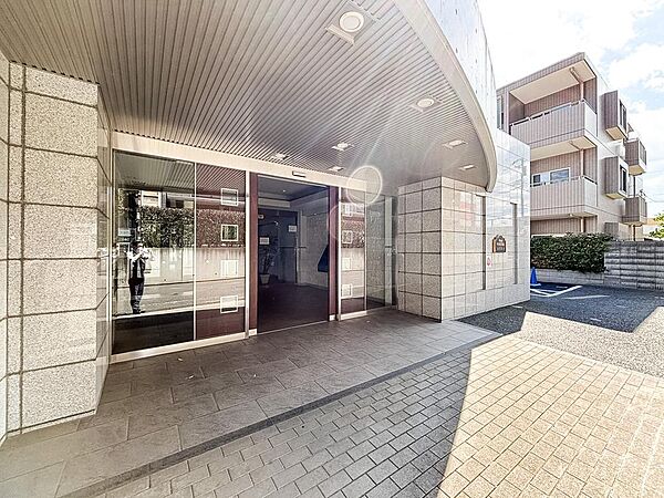 マンションに住まう人をいつも暖かく迎えてくれるような、優しい温もりが漂っています。