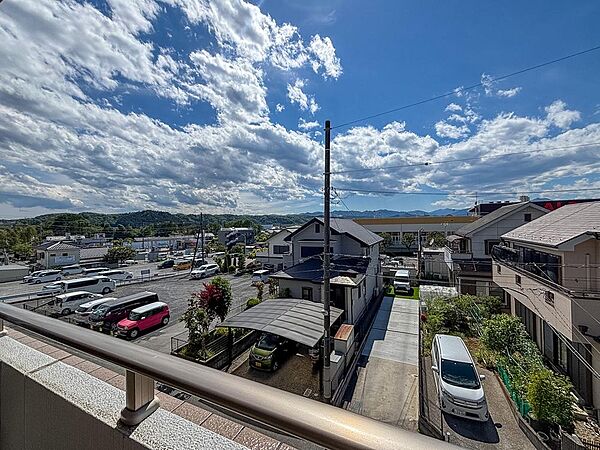 ここから見渡すと澄み渡る青い空に、心地よい風と暖かい日差しが駆け巡ります。