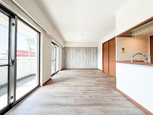 家族の暮らしに思いを馳せて、日常のワンシーンを表現したリビングダイニング。「ホワイトナチュラル」のテイストが、自然体で過ごせる心地良さを生み出しています。